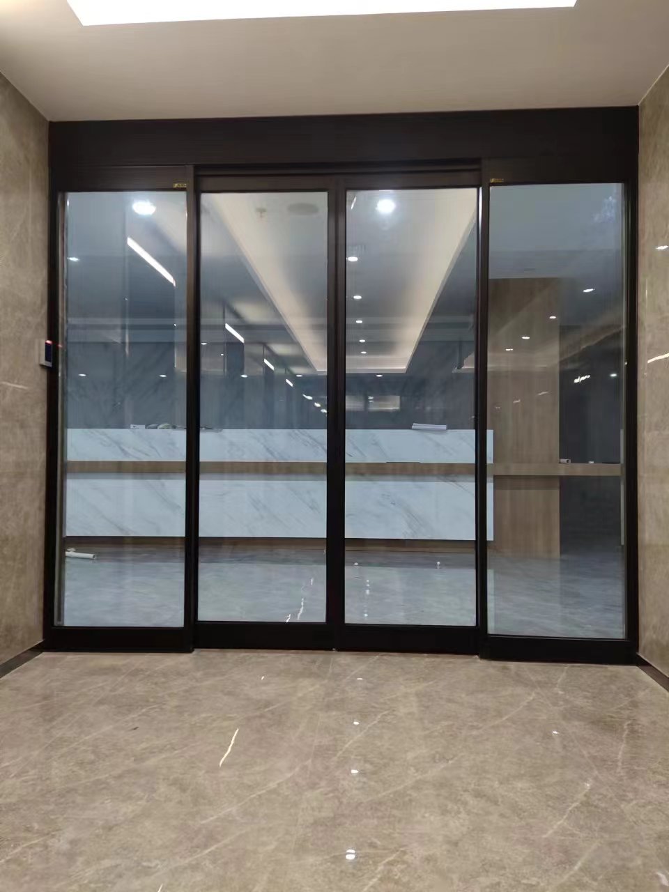 句容市玻璃伸缩门