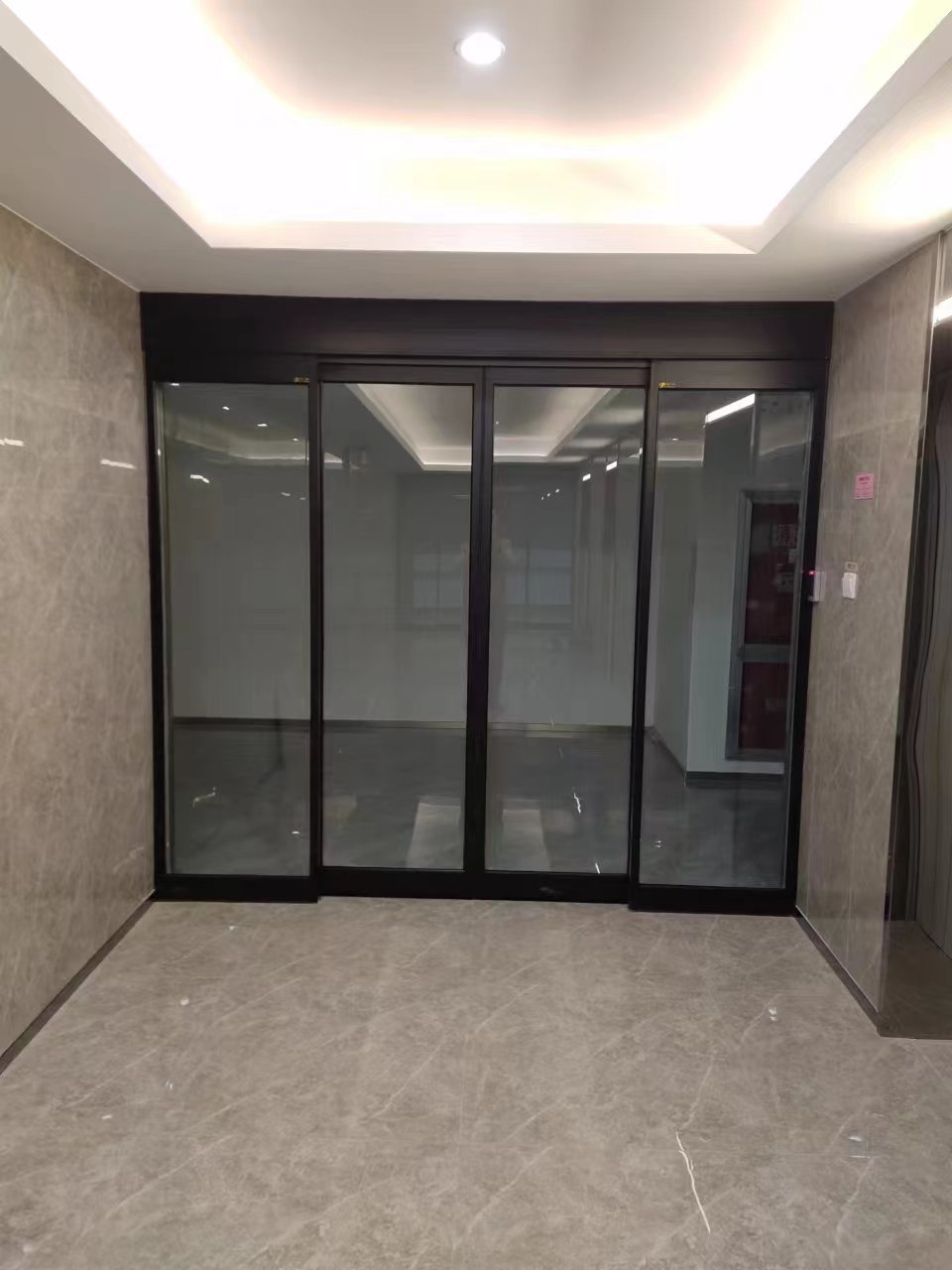 句容市玻璃伸缩门